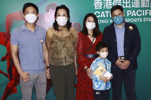 郭晶晶带儿子陪婆婆出席活动 一家人罕见同框