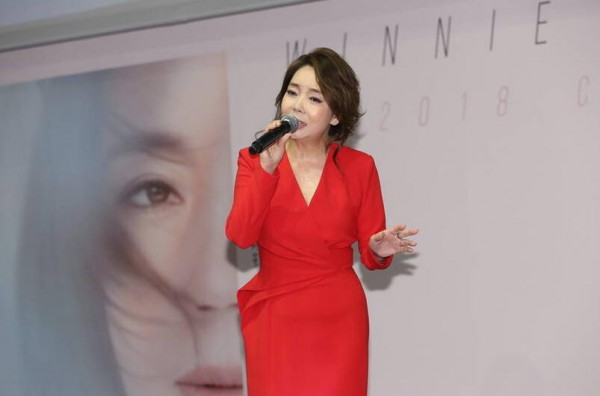 辛晓琪腿打石膏却被看护劫财 发布会哭诉:很无助