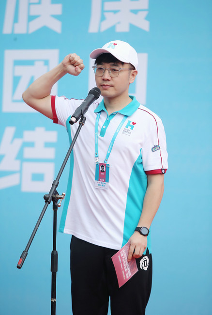 “韩红爱心·百人援川”正式启动 谭维维张歆艺等现身成都宣读志愿者誓词