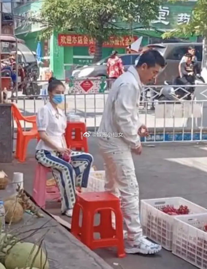 杨子夫妇摆地摊 生意不错哟!