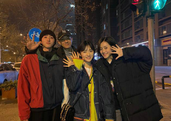 沈月与《小美好》四人组聚会 满脸笑容青春洋溢