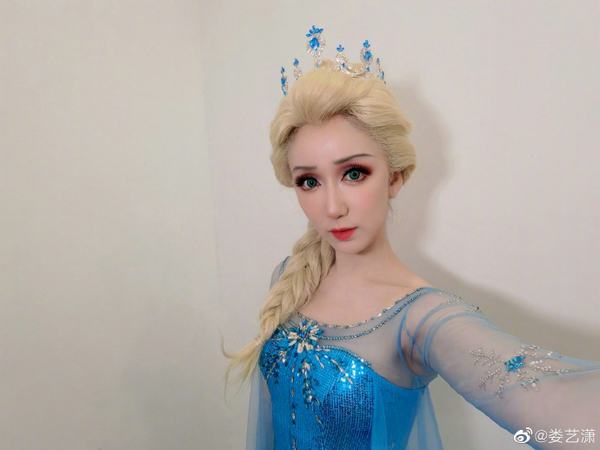在逃公主!娄艺潇cos艾莎 妆容精致形美神似