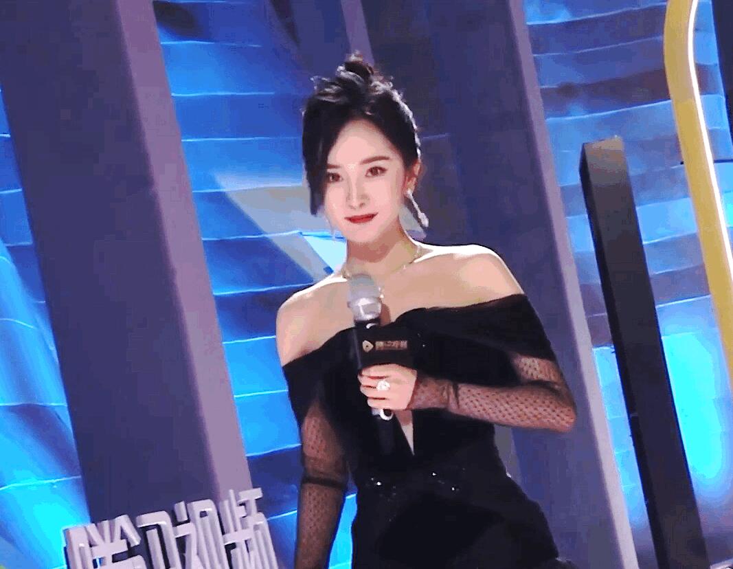 杨幂微表情好绝 从甜妹到女王只需要几秒
