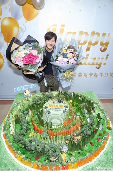 黄晓明与蛋糕合影心情佳 斜刘海阳光帅气如同二十岁