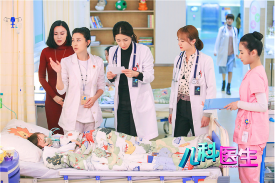 《儿科医生》 从“治病”到“治心”