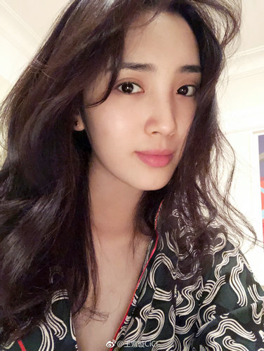 王紫璇热拍《黄金瞳》 不忘高强度健身