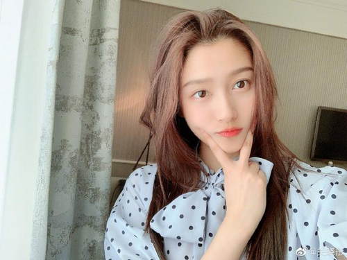 关晓彤比V撑下巴庆22岁生日 穿蓝色雪纺上衣甜美