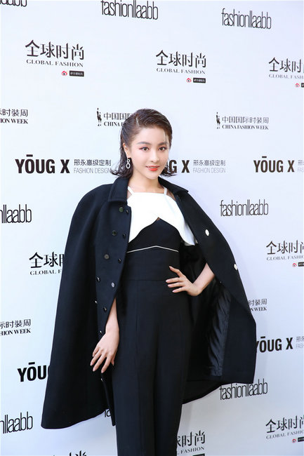 贡米受邀出席中国国际时装周 湿发造型打造御姐风