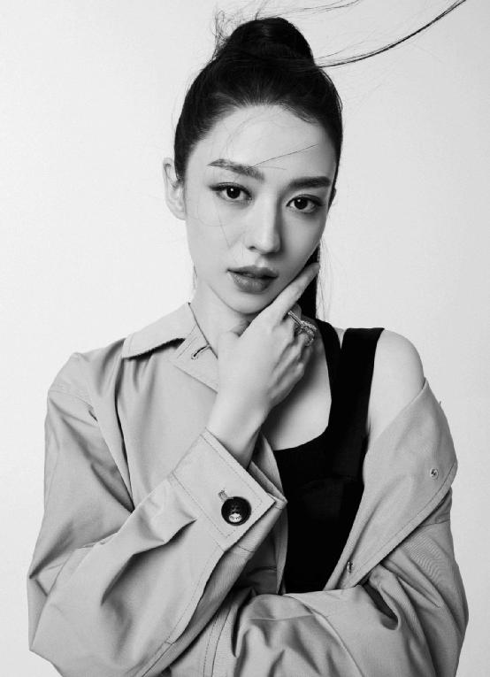 吉娜·爱丽丝诠释“TINA GIA游牧慢生活”时装重塑《Wonderworld》致敬许庆辉精神