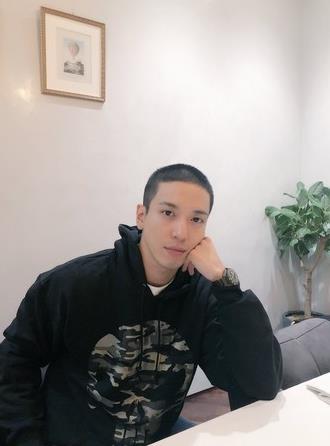 郑容和3月5日入伍 晒平头照片向粉丝道别:等等我