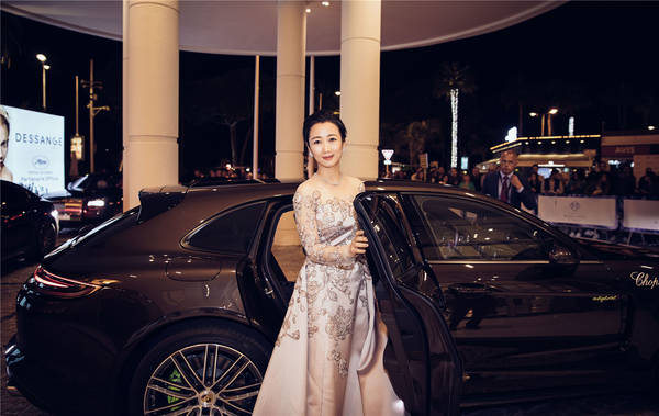 赵涛出席戛纳活动晚宴 着香槟色礼服尽显雍容华贵