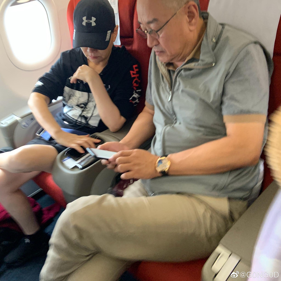 宋丹丹夫妇飞机上被网友偶遇 穿着低调随和