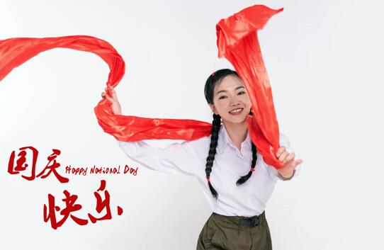 与祖国同行——演员林乐乐晒照庆祖国70华诞