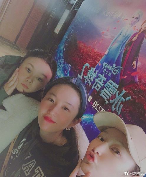 刘亦菲与好友看《冰雪奇缘2》 晒合影被赞仙女