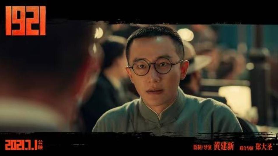 演过电影《芳华》,演过电视剧《山海情》,黄轩为新电影《1921》剃了头