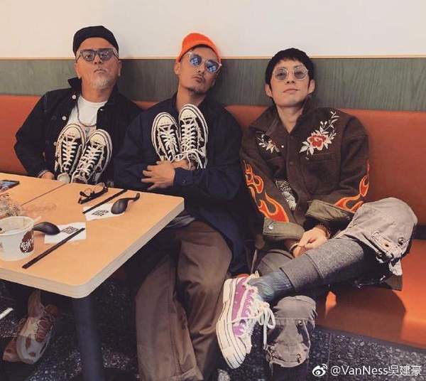吴建豪晒与友人聚会照 面戴墨镜表情不羁很炫酷