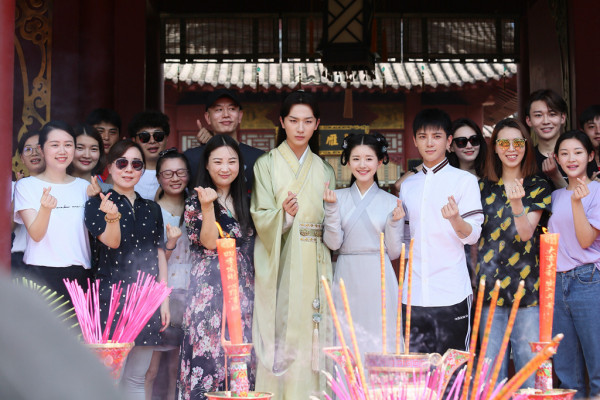 赵露思李宏毅《天雷一部之春花秋月》开机 二度合作引爆期待